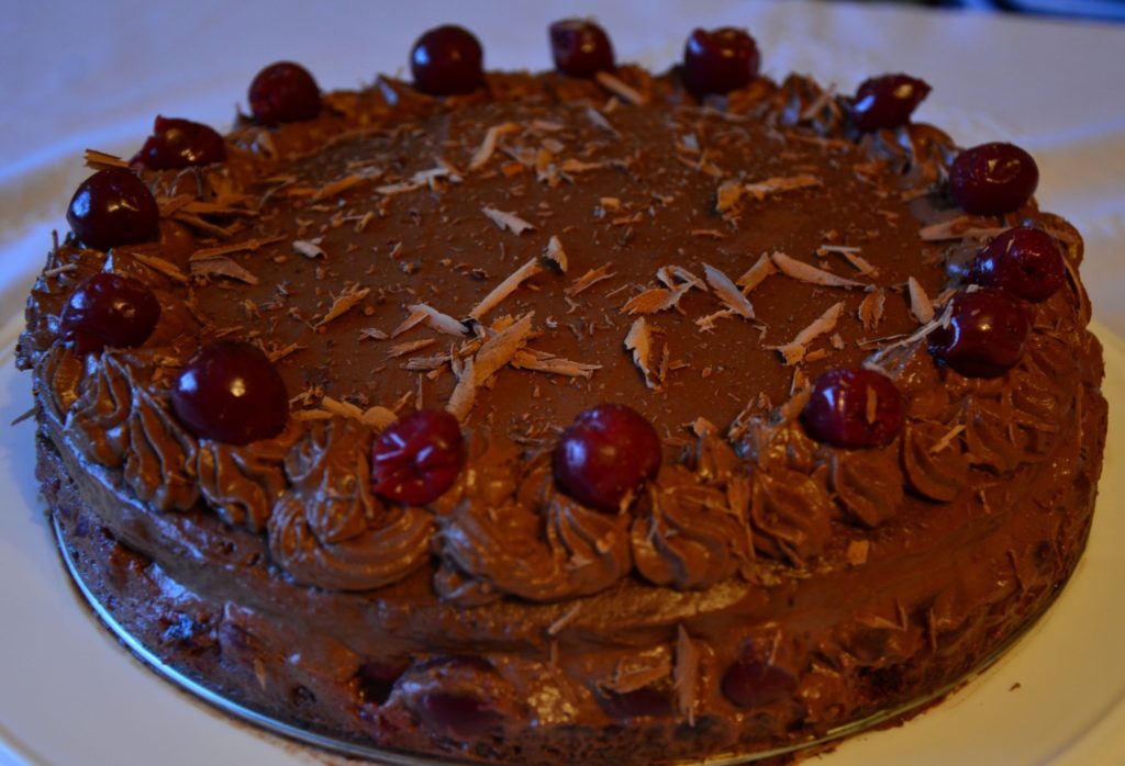 Čokoládovo- višňový dort podobný tomu Švarcvaldskému