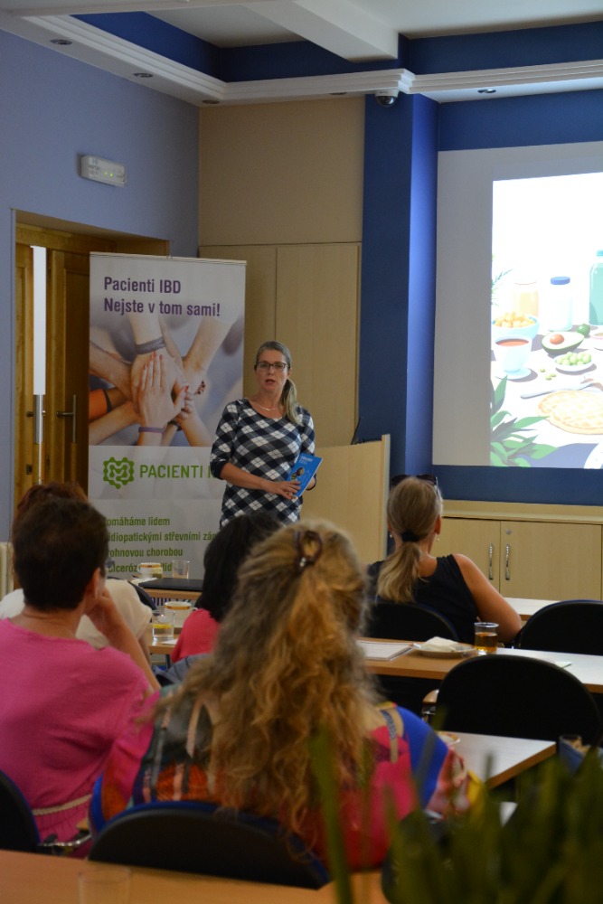 Veronika Hanzlíková přednáší o stravě při střevních zánětech jako je ulcerózní kolitida a Crohnova choroba (IBD) na 4. karlovarské pacientské konferenci.