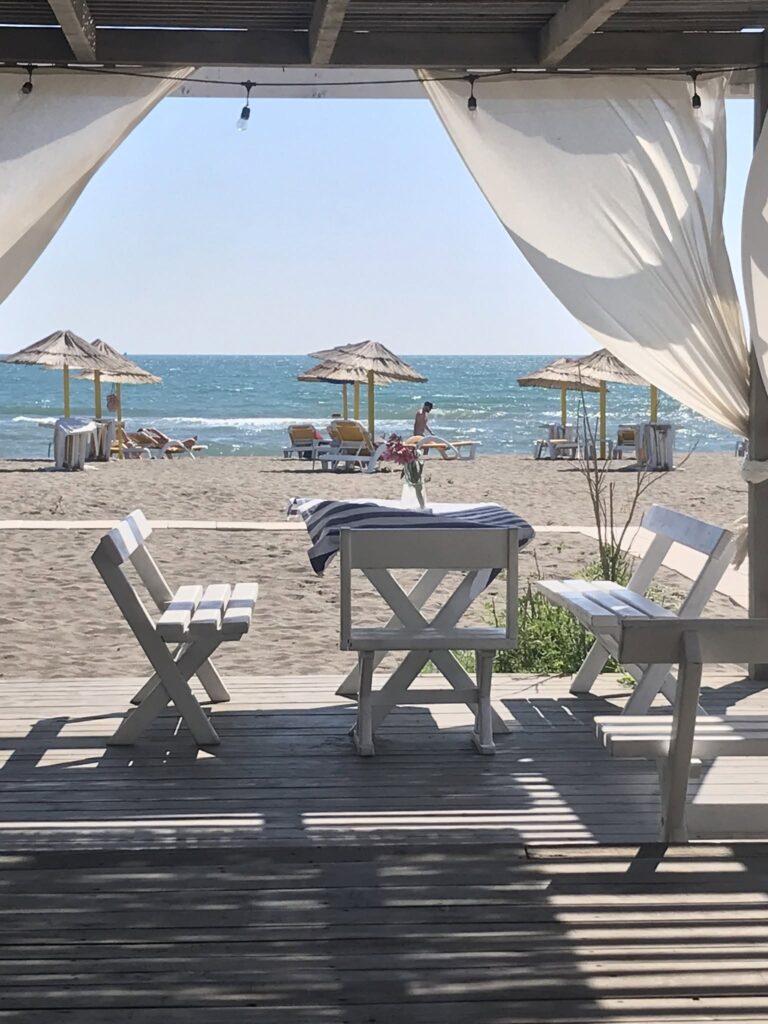 Pohled z restaurace na nudistické pláži kousek za Ulcinjem